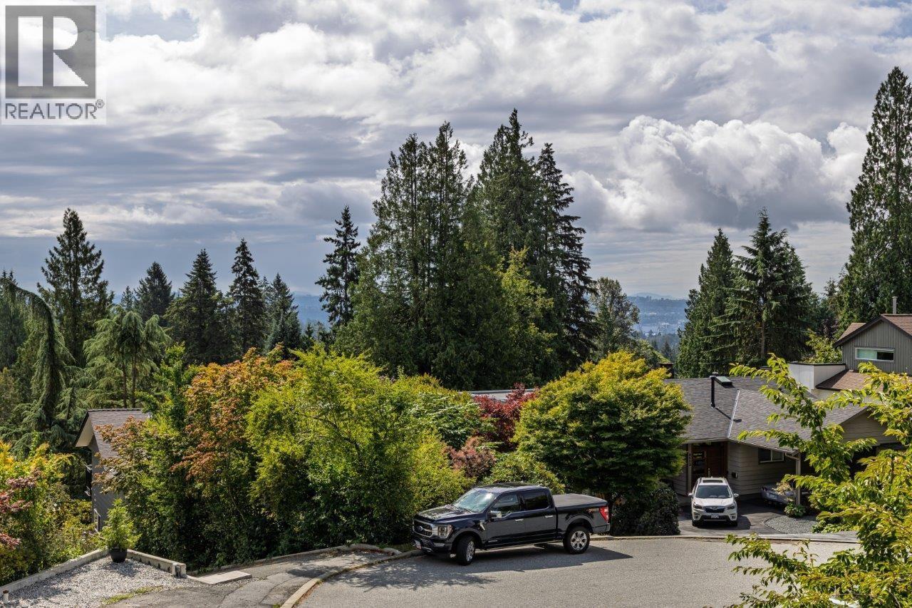 4577 Meadowbank Close