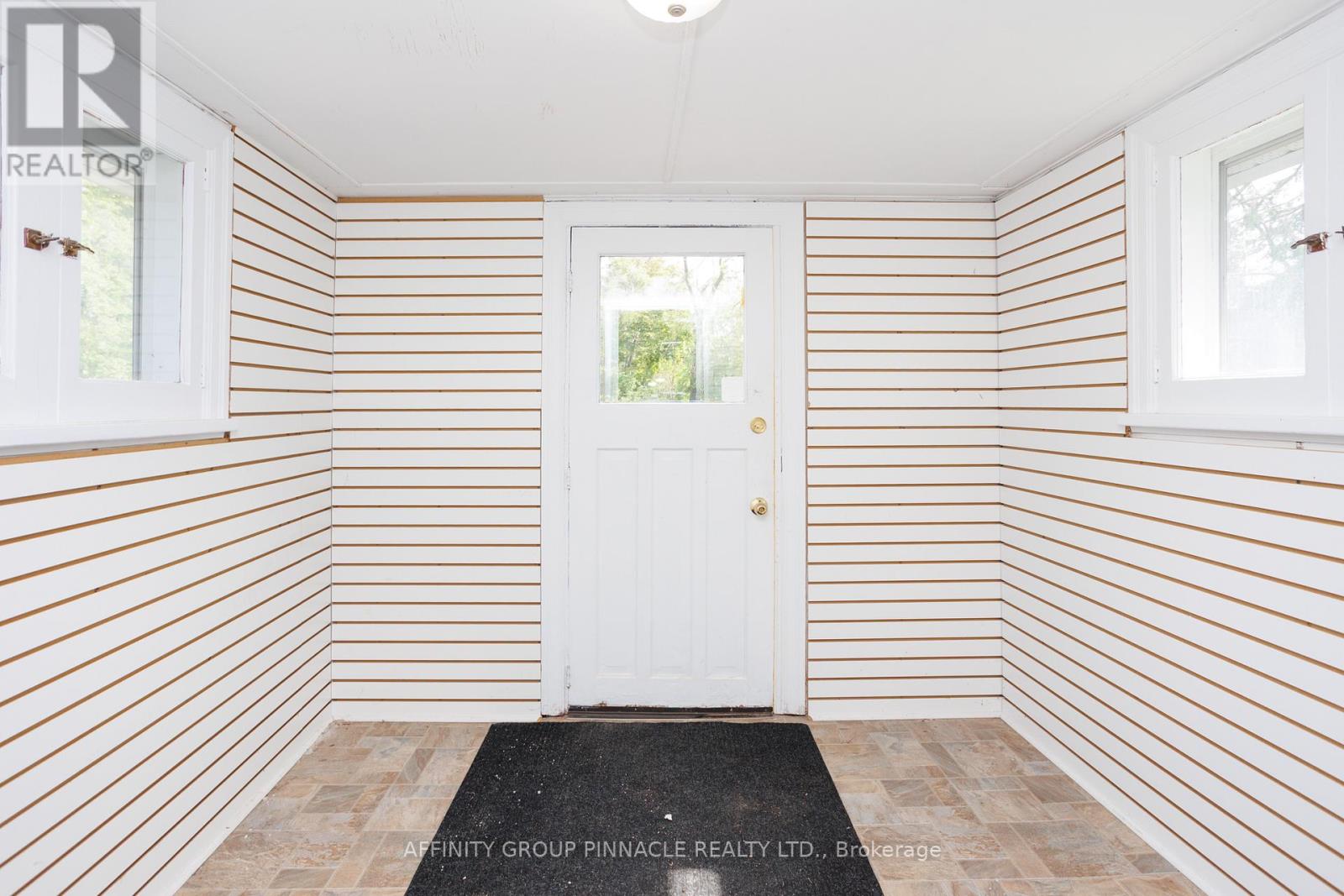 221 Kent Street W