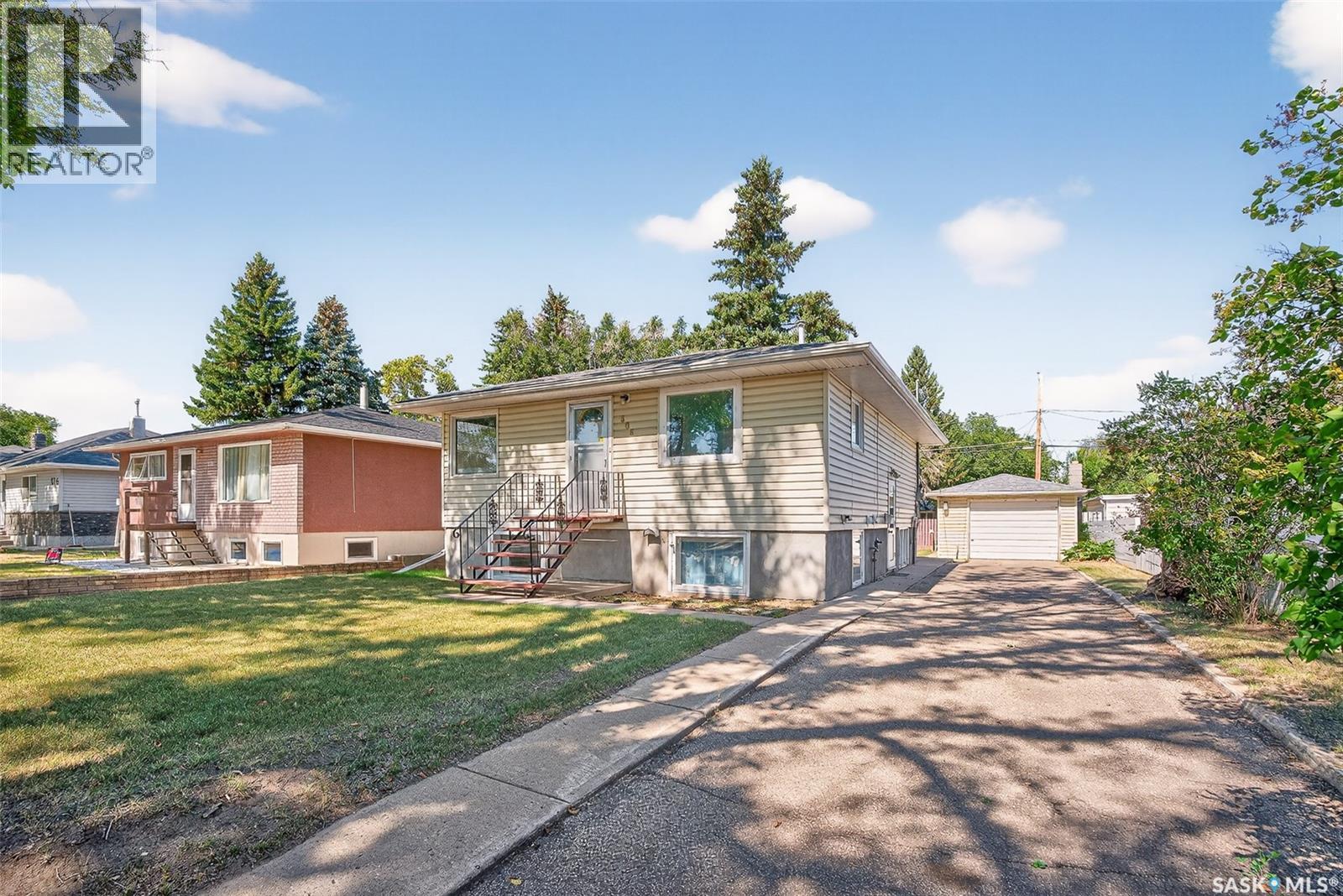 806 Grandview Street W