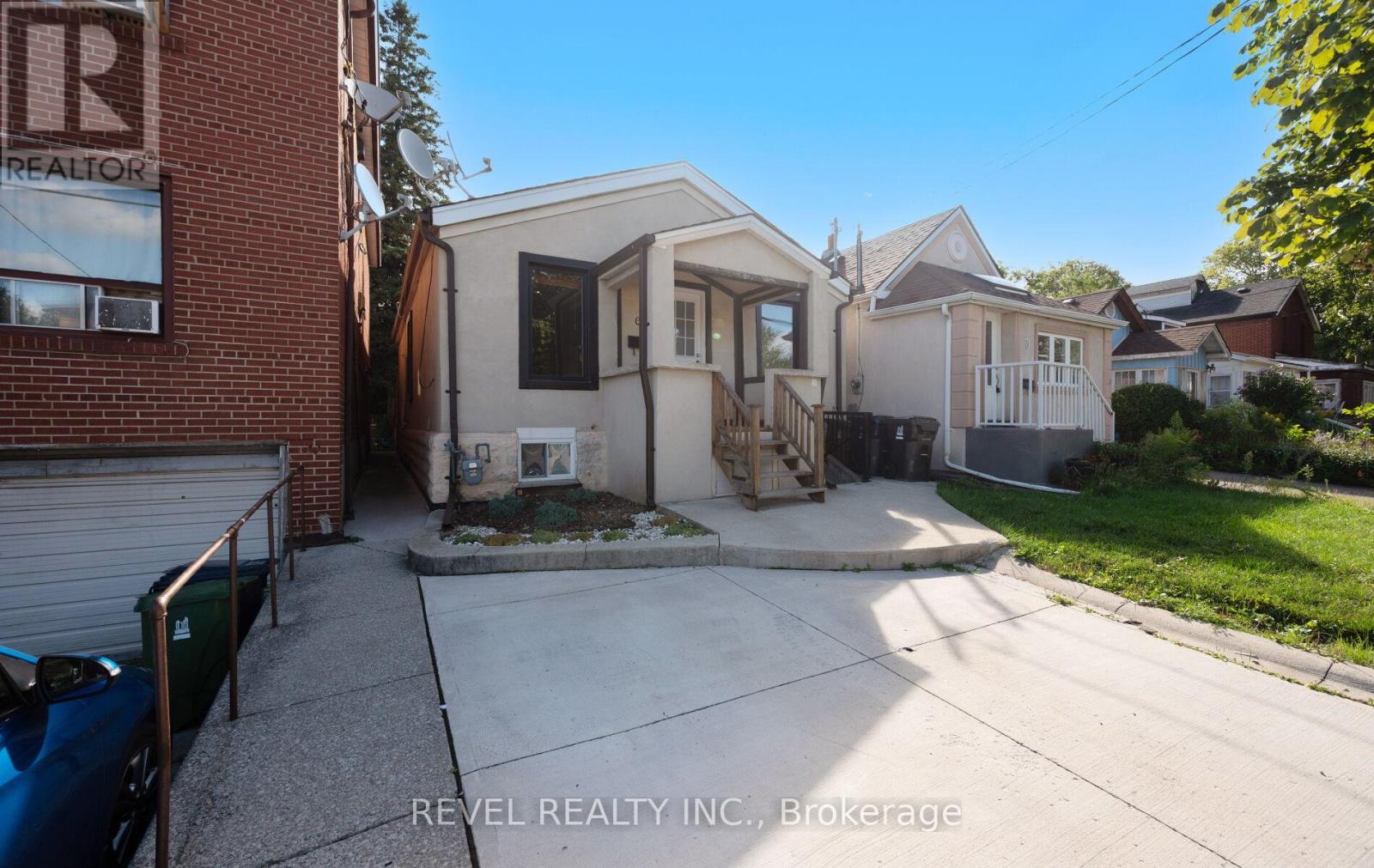 Main Floor 69 Rockcliffe Boulevard E