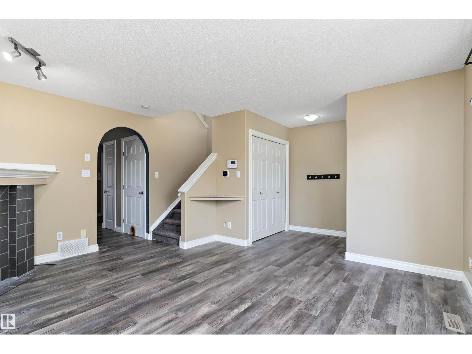 628 88 St Sw