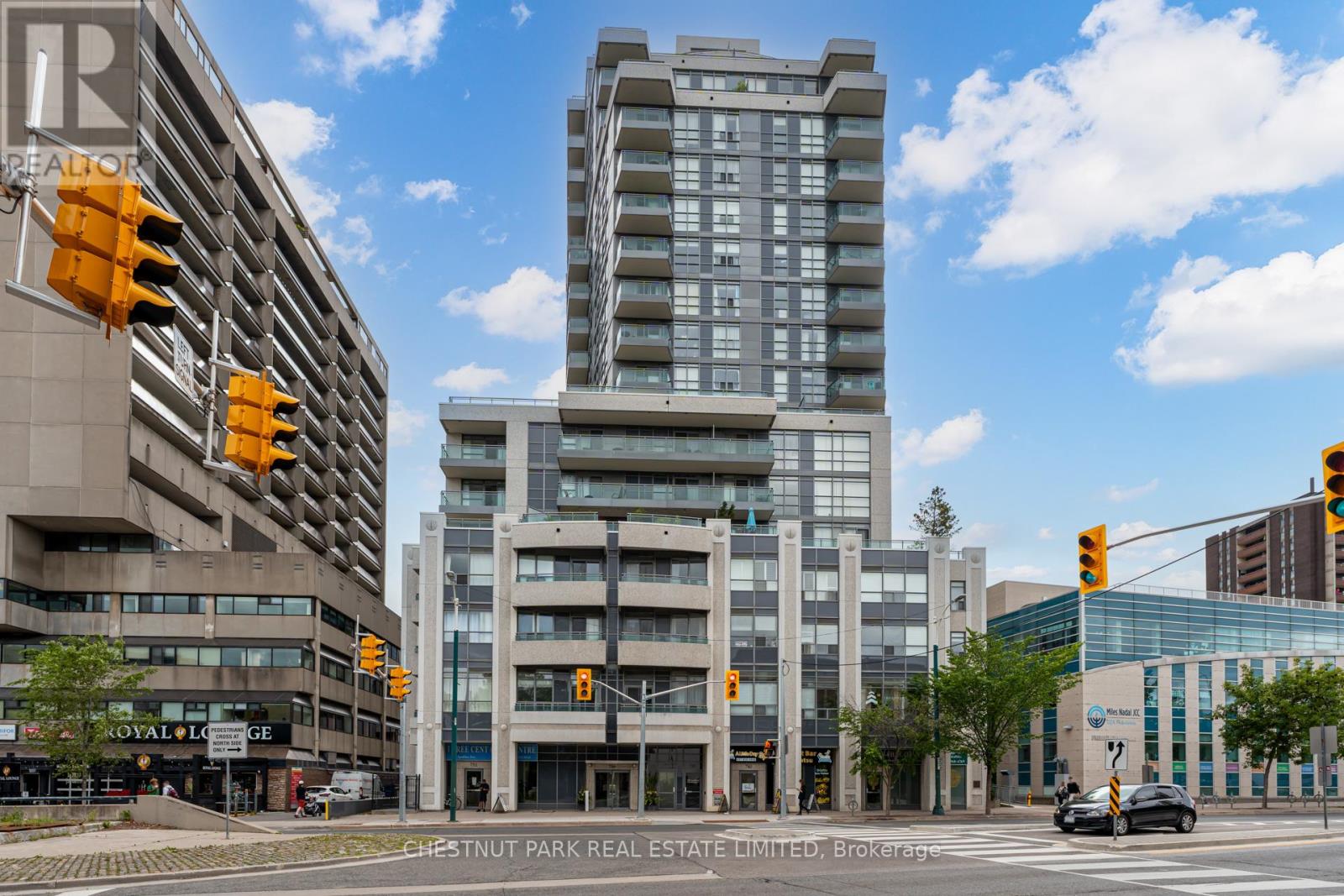1711 736 Spadina Avenue