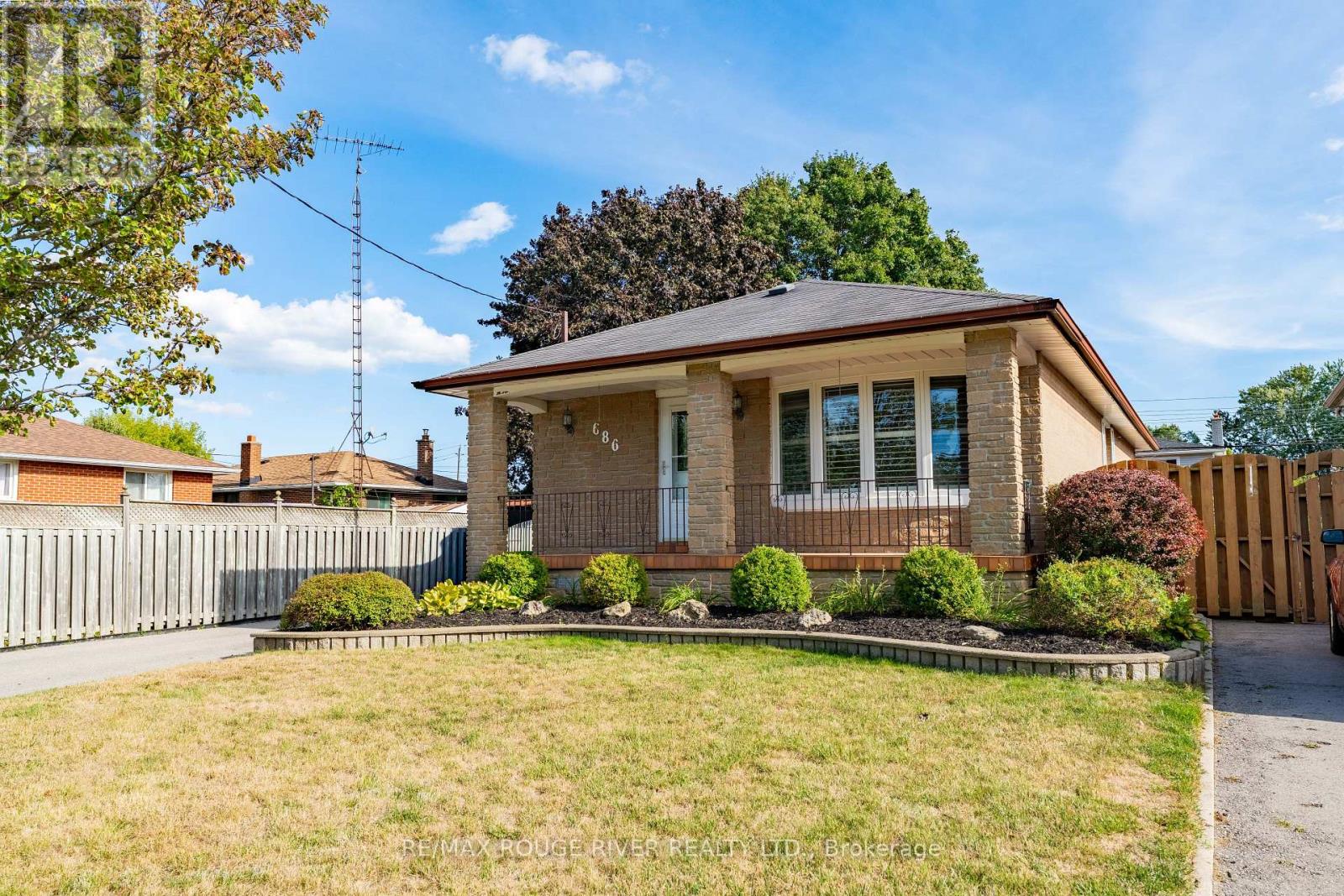 686 Perry Crescent