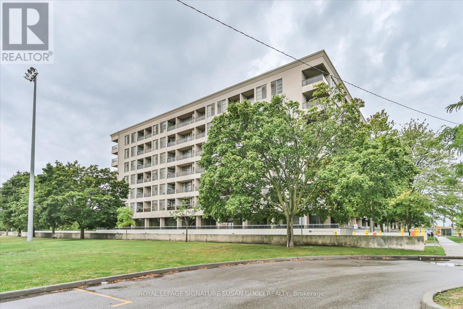 616 1 Leaside Park Drive