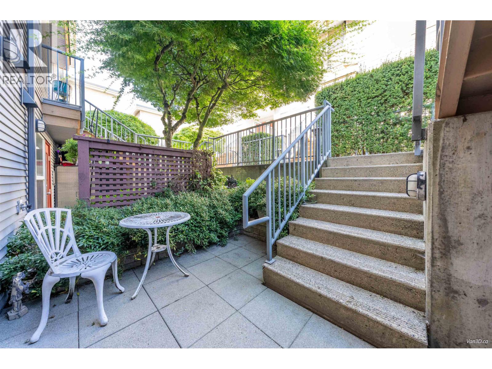 229 E 11 Th Avenue