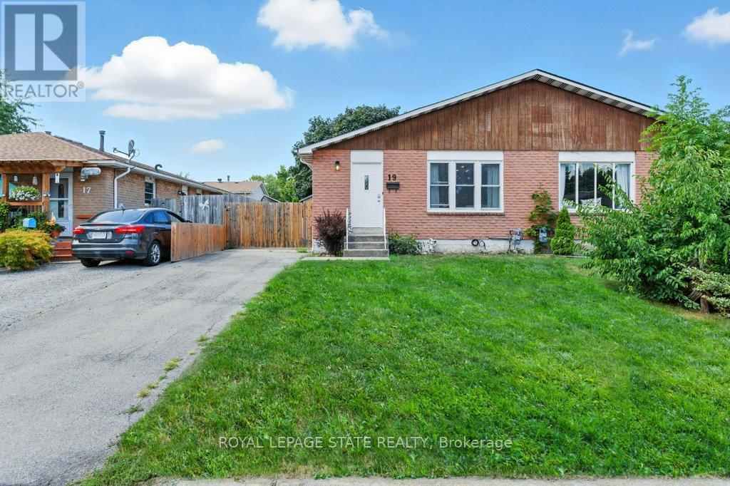 19 Lampman Crescent