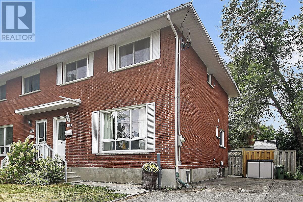 904 Pinewood Crescent