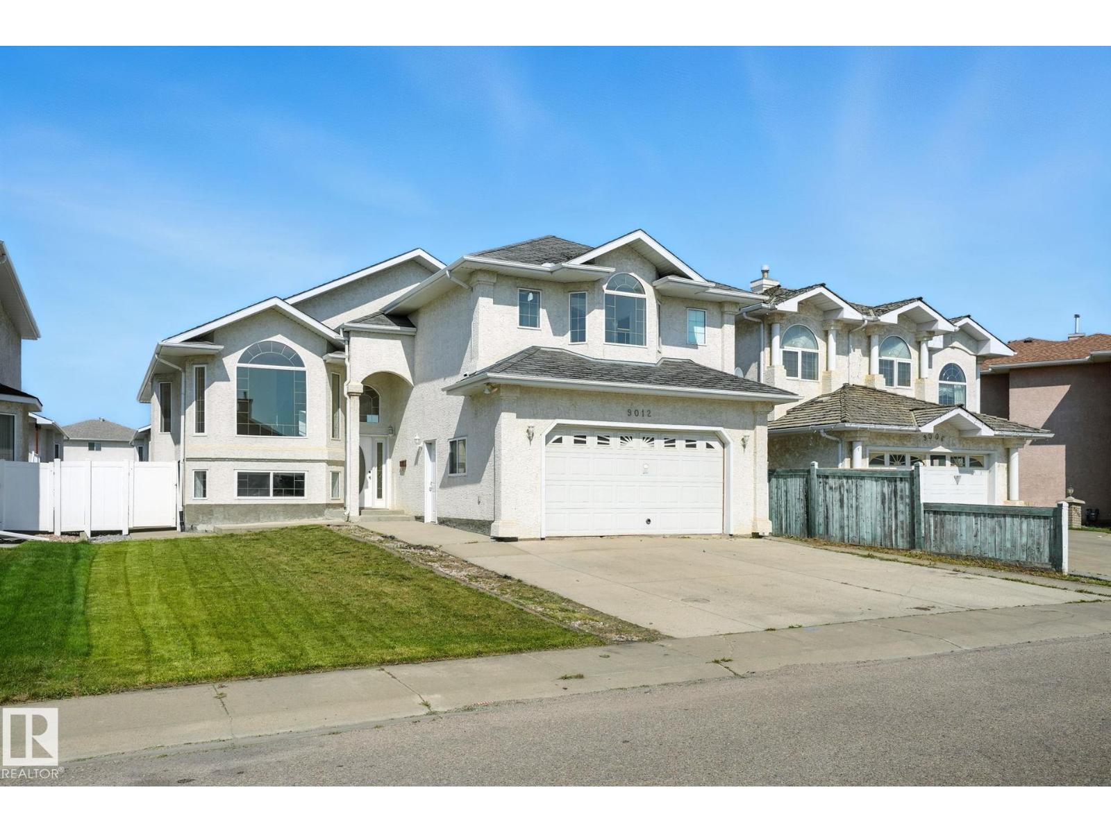 9012 157 Av Nw