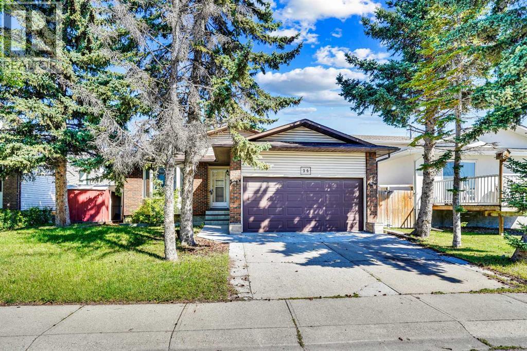 35 Castlefall Grove Ne