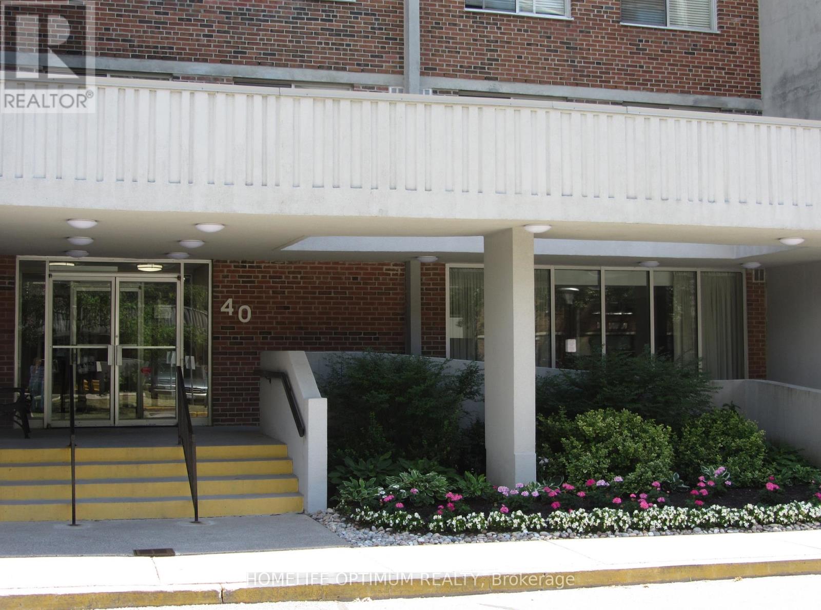 910 40 William Roe Boulevard W