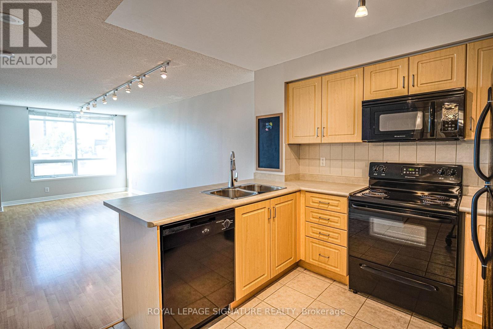402 212 Eglinton Avenue