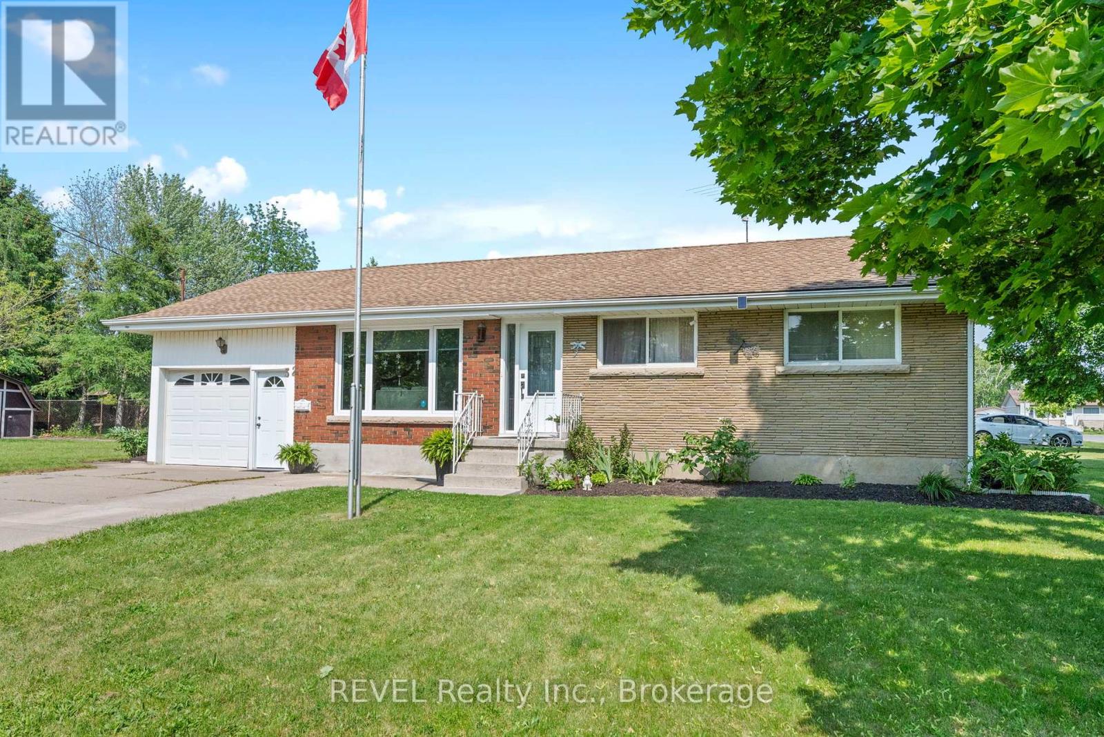 32 Hanson Drive N