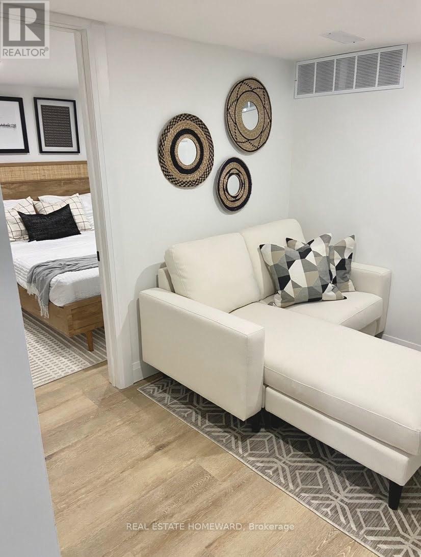Lower 53 Stamford Square S