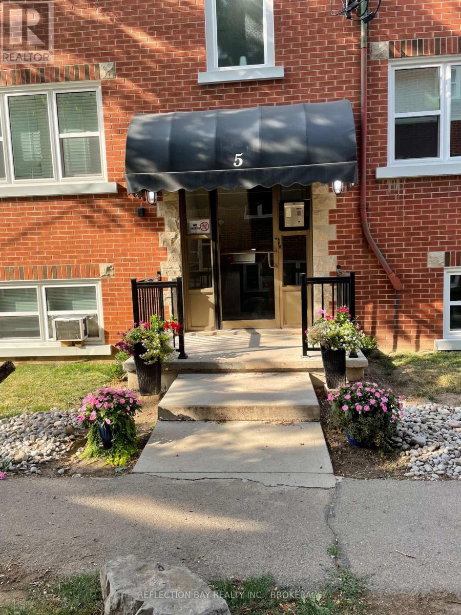 8 5 Applewood Avenue