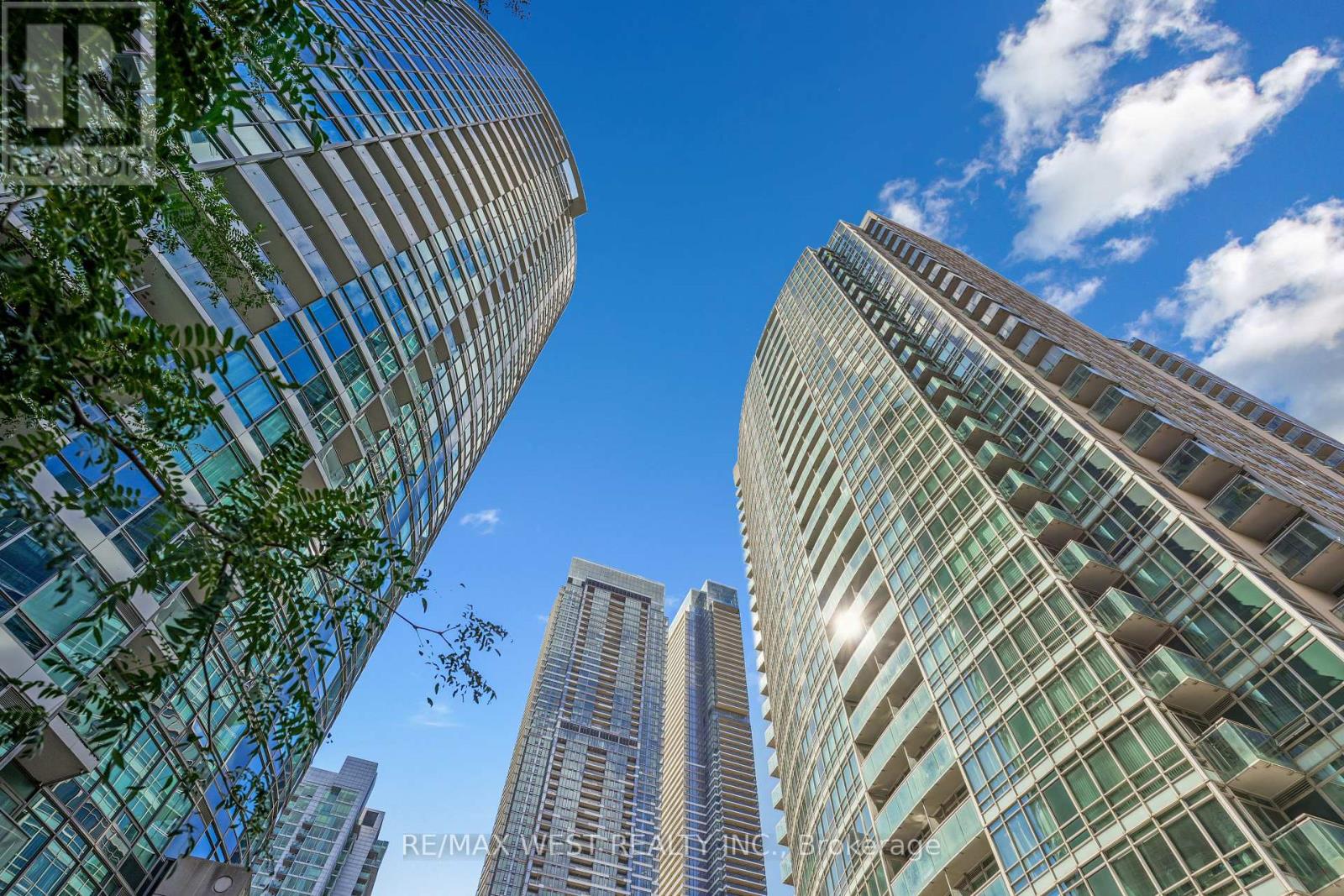 1901 381 Front Street W