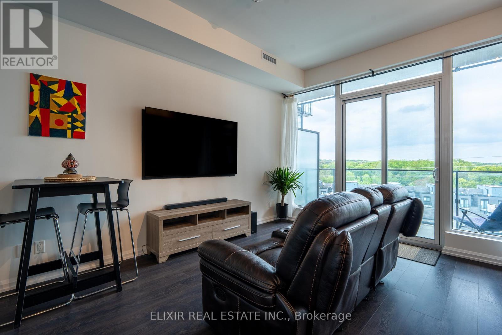 615 4208 Dundas Street W