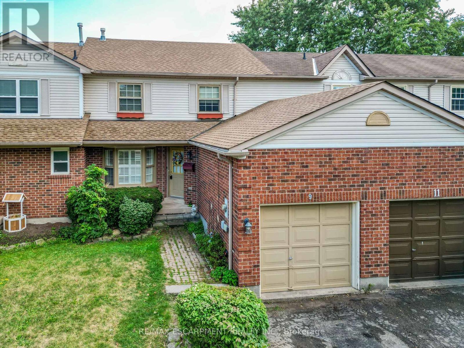 9 Hedgelawn Drive