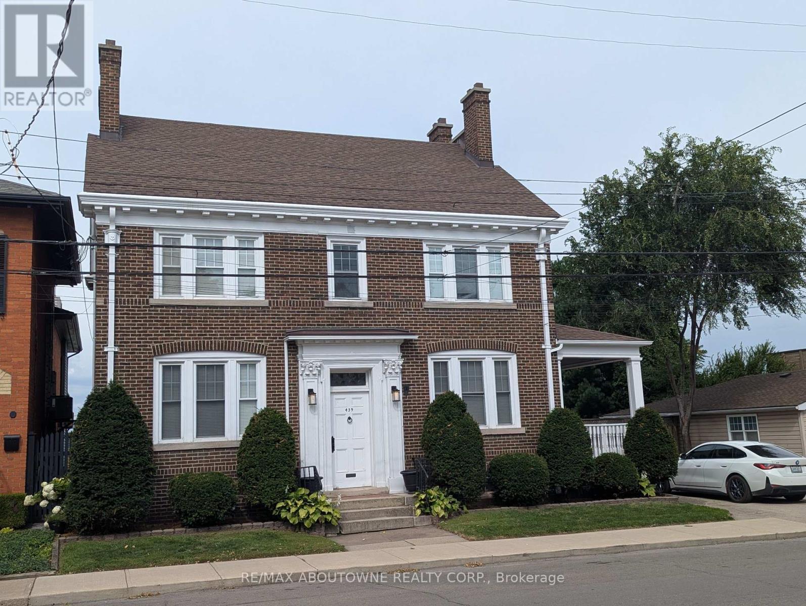 Lower 439 Bay Street N