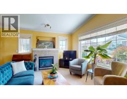 5722 Emily Way, Sechelt, BC V7Z0N5 Photo 4