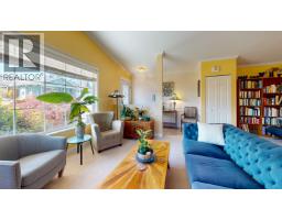 5722 Emily Way, Sechelt, BC V7Z0N5 Photo 5