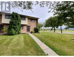 Kitchen - 4 4 Rosanne Crescent, Hamilton, ON L8T2T7 Photo 2