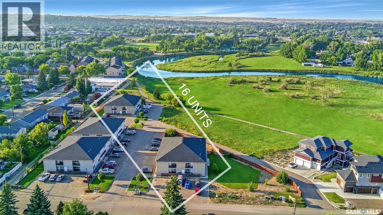 3 4 825 Gladstone Street E