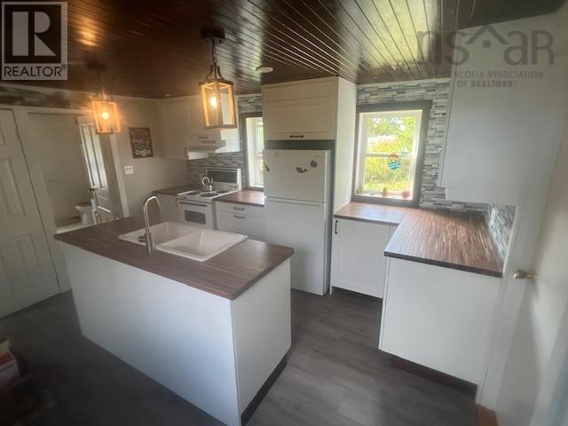 1095 New Harbour Lundy Road