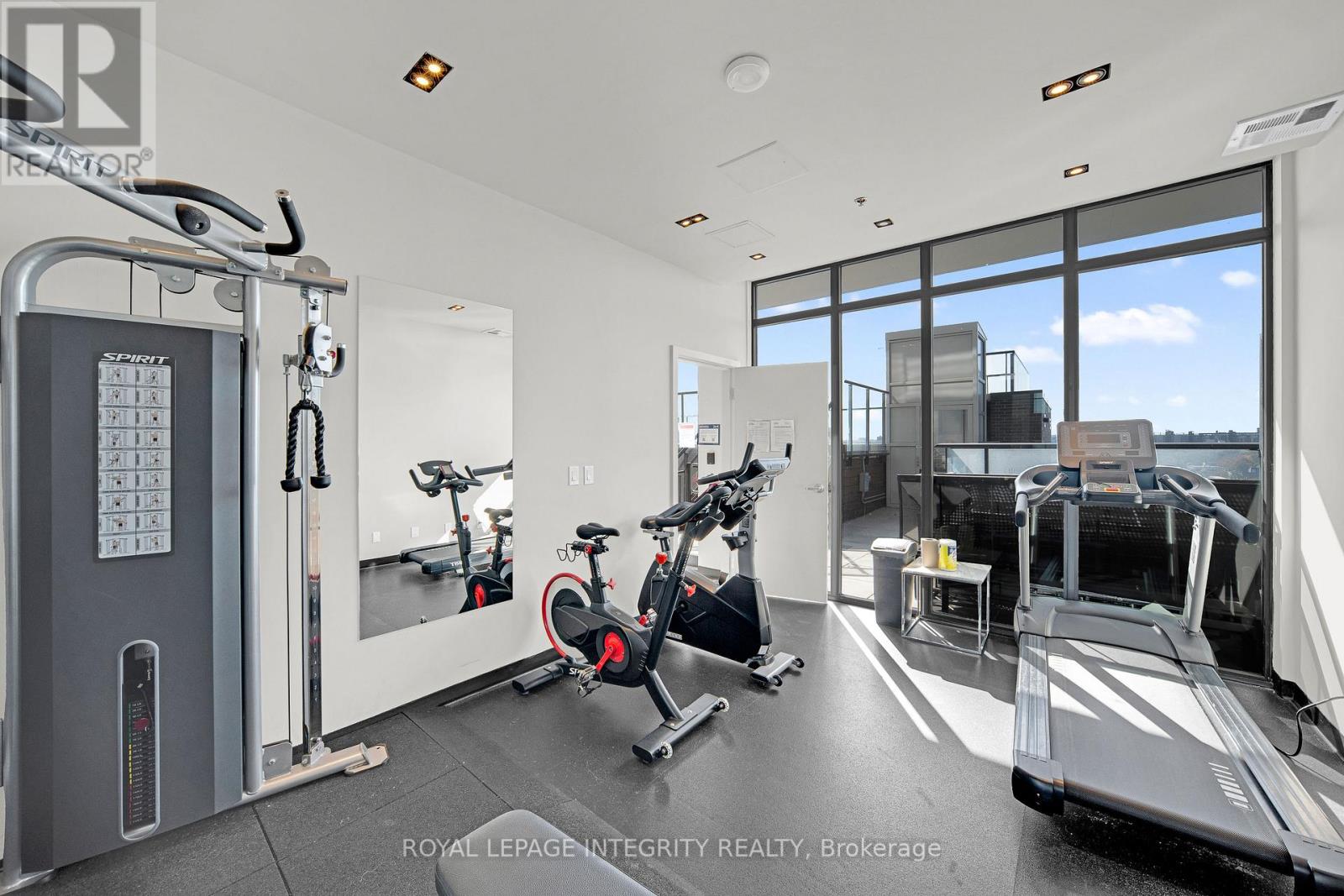 802 203 Catherine Street