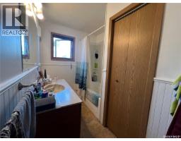 Living room - 405 Sussex Avenue, Esterhazy, SK S0A0X0 Photo 5