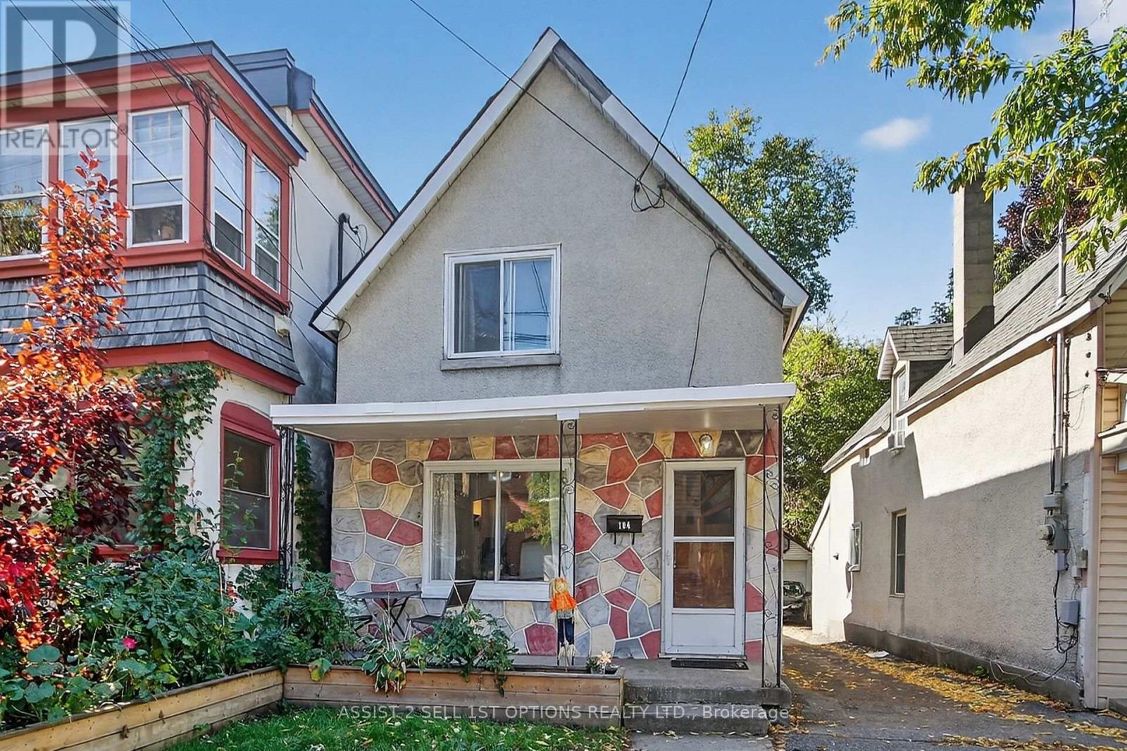 104 Lebreton Street N