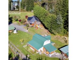 Living room - 885 Lanqvist Rd, Hyde Creek, BC V0N2R0 Photo 2