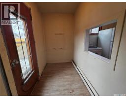 Living room - 927 North Railway Street E, Swift Current, SK S9H1E4 Photo 2