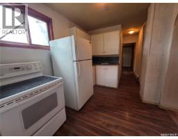 Enclosed porch - 927 North Railway Street E, Swift Current, SK S9H1E4 Photo 3
