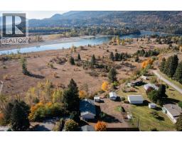Full bathroom - 832 Kootenay Road, Castledale, BC V1N4K2 Photo 5