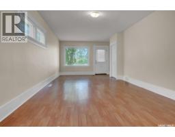 Living room - 1375 Elphinstone Street, Regina, SK S4T3M5 Photo 3