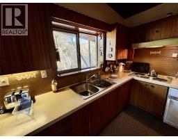 Full bathroom - 9209 Moffat Avenue, Wilmer, BC V0A1K5 Photo 5