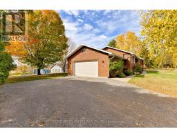 Living room - 75 Pembroke Street, Whitewater Region, ON K0J1K0 Photo 3