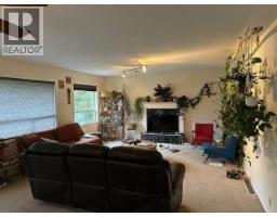 Living room - 5628 Tanner Ave, Powell River, BC  Photo 3