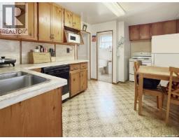 Living room - 206 6th Avenue Nw, Swift Current, SK S9H0X8 Photo 2