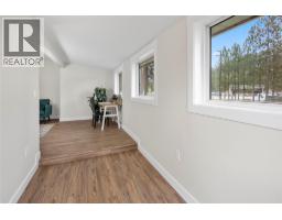 Full bathroom - 8127 Donaldson Drive, Grand Forks, BC V0H1H2 Photo 3