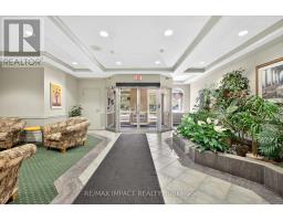 Kitchen - 204 10 Dayspring Circle, Brampton, ON L6P1B9 Photo 4