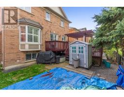 Kitchen - 23 Upper Highlands Drive, Brampton, ON L6Z4W1 Photo 3