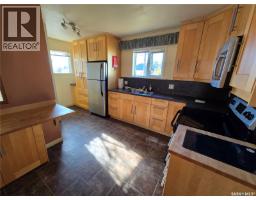 Kitchen - 446 2nd Avenue Nw, Swift Current, SK S9H0P7 Photo 2