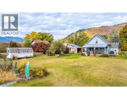 Primary Bedroom - 1015 Winlaw Road, Creston, BC V0B2N1 Photo 2