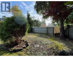 Primary Bedroom - 3264 Island Hwy S, Campbell River, BC V9W1C9 Photo 2