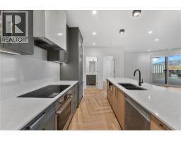 5pc Ensuite bath - 3340 Lakeshore Drive Unit 414, Kelowna, BC V1W0H6 Photo 3