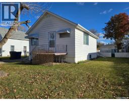Living room - 124 10th Street, Weyburn, SK S4H1G9 Photo 2