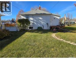 Enclosed porch - 124 10th Street, Weyburn, SK S4H1G9 Photo 5