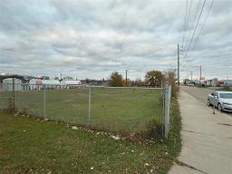 657 6th Street, Brandon, MB R7A0A7 Photo 2