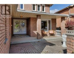 Bathroom - 73 Queenston Crescent, Vaughan, ON L4L4A1 Photo 4